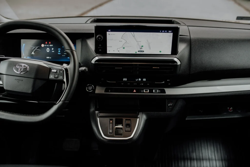 Toyota Proace Verso Business Comfort 9 személyes autó bérlése - BudapestCarRent.hu