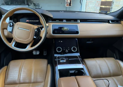 A Range Rover Velar P300 eleganciát és teljesítményt ötvöz, hogy a vezetés minden pillanata különleges élményt nyújtson.