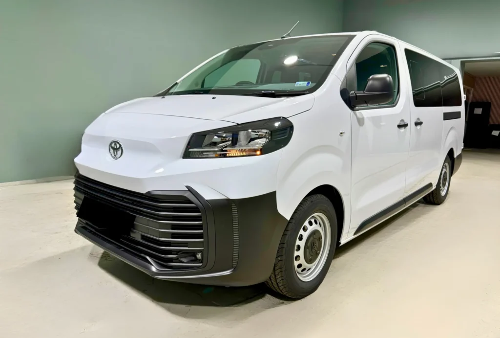 Toyota Proace Verso Base 9 személyes autó bérlése - BudapestCarRent.hu
