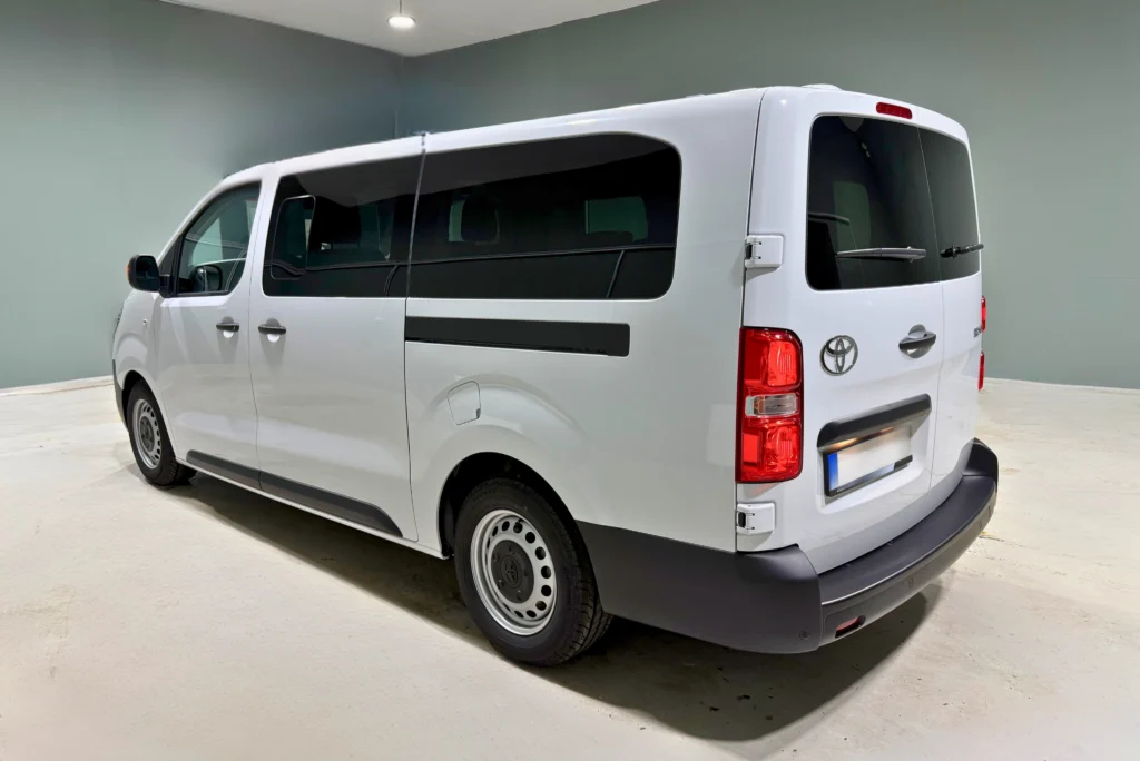 Toyota Proace Verso Base 9 személyes autó bérlése - BudapestCarRent.hu
