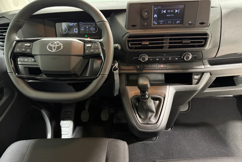 Toyota Proace Verso Base 9 személyes autó bérlése - BudapestCarRent.hu