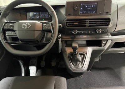 Toyota Proace Verso Base 9 személyes autó bérlése - BudapestCarRent.hu