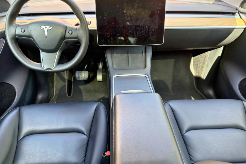 Tesla Model Y személyautó bérlése - BudapestCarRent.hu