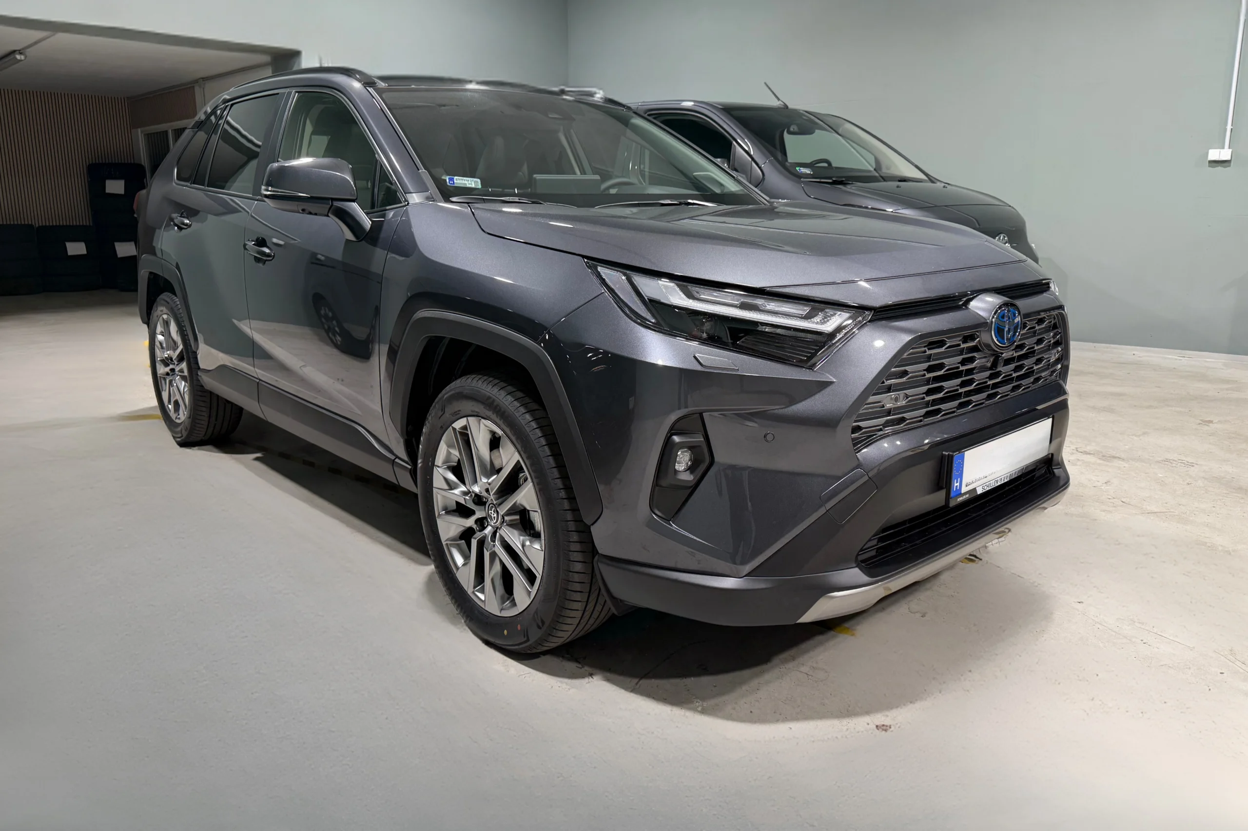 toyxota-rav4-hero Tesla Model Y Long Range személyautó bérlése