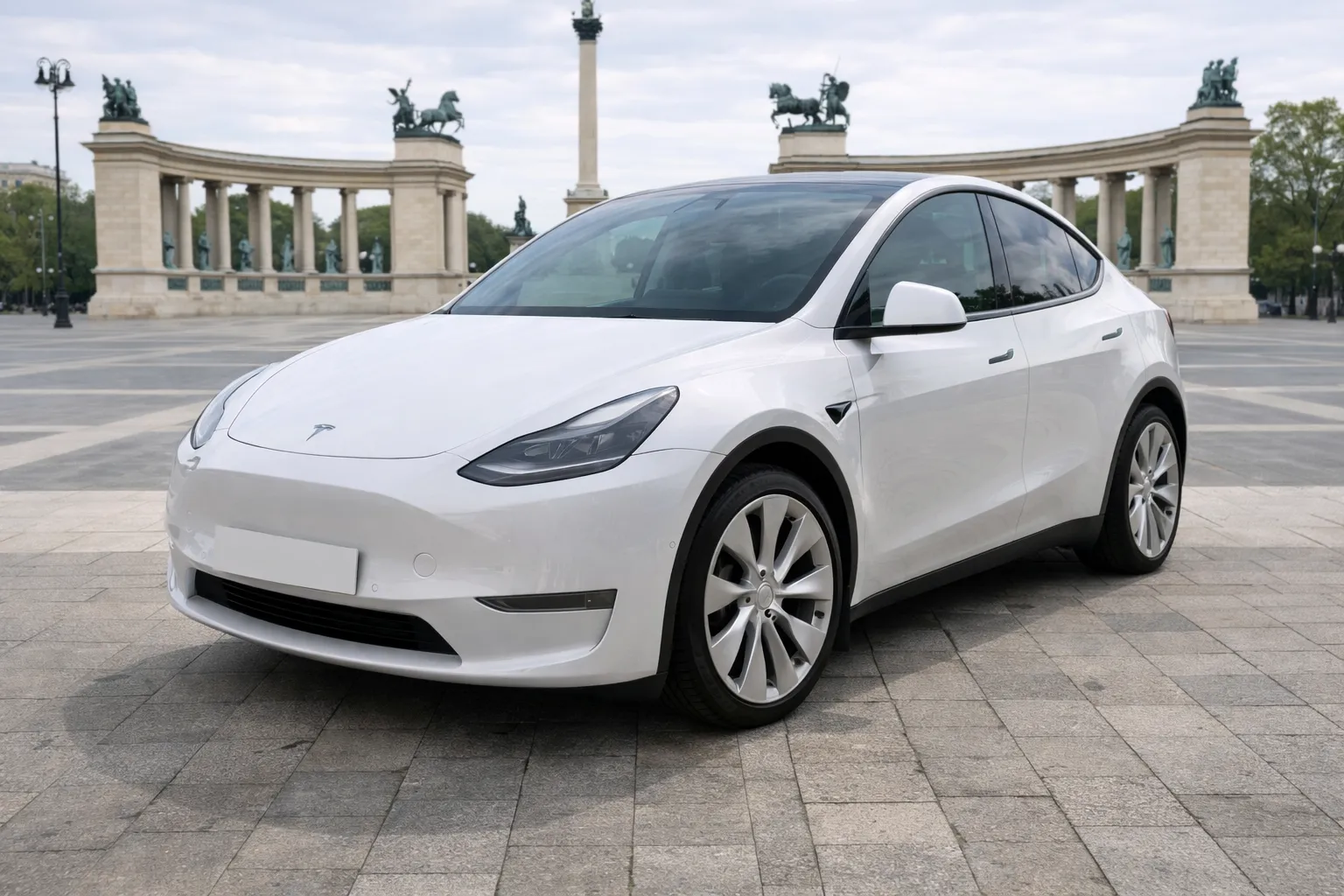 Tesla Model Y Long Range AWD elektromos SUV modern kivitelben